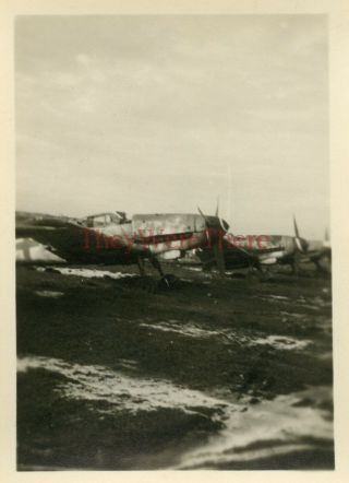 Wwii Photo - Us Gi View Captured German Messerschmitt Me 109 Fighter Planes
